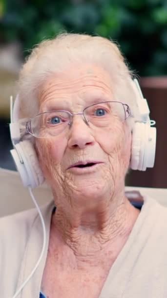 Videó Egy Végzős Női Pod Casterről Aki Egy Idősek Otthonából — Stock videók