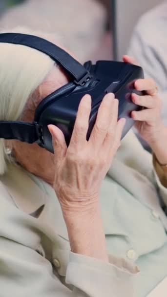一位惊讶的老妇人在老年病人身上使用虚拟现实护目镜的顶级视频 — 图库视频影像