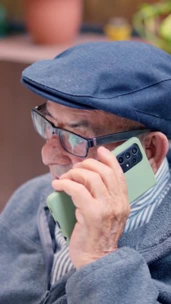 Video Eines Älteren Mannes Mit Baskenmütze Gespräch Mit Dem Handy — Stockvideo