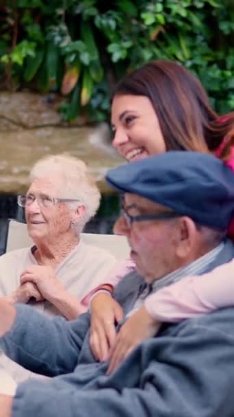 Видео Медсестры Пожилых Людей Разговаривающих Смеющихся Саду Гериатрии — стоковое видео
