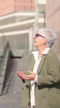 Finans bölgesinin ortasında tartışan iki iş kadınının videosu.