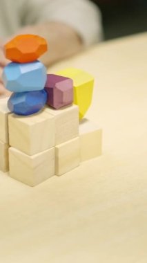 Huzurevinde oyun oynayan yaşlı insanların ellerinin yakın çekim videosu.