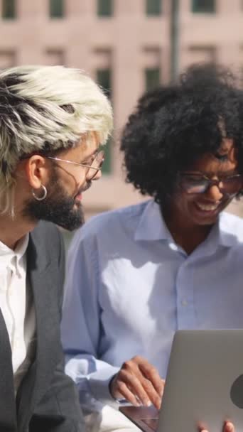 Video Multietnických Podnikatelů Kteří Používají Notebook Venku Ulici — Stock video