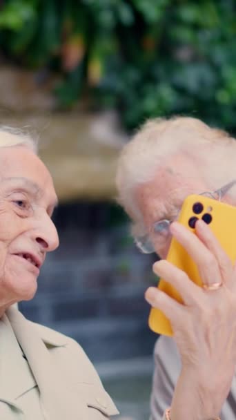 Видео Пожилые Женщины Развлекаются Мобильным Телефоном Доме Престарелых — стоковое видео