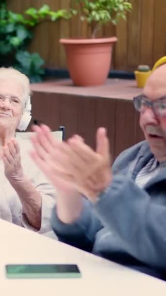 Видео Три Пожилых Человека Аплодируют Время Прослушивания Музыки Пожилом Возрасте — стоковое видео