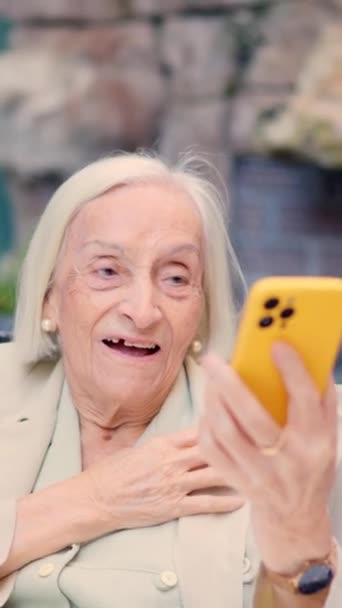 Видео Пожилой Женщины Фотографирующей Мобильный Телефон Гериатрии Время Напарник Использует — стоковое видео