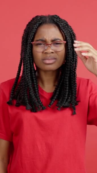 Βίντεο Κόκκινο Φόντο Μια Αφρικανή Γυναίκα Γυαλιά Που Κοιτάζει Την — Αρχείο Βίντεο