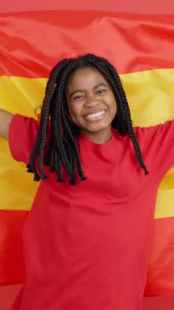 Felice Donna Africana Sorridente Alzando Una Bandiera Nazionale Spagnola Studio — Video Stock