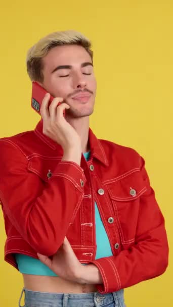 Stüdyoda Sarı Arka Planda Cep Telefonuyla Konuşan Eşcinsel Adam Şaşırdı — Stok video