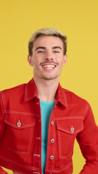 Gay Feliz Homem Cercado Por Confetti Voando Estúdio Com Amarelo — Vídeo de Stock