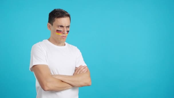 Stüdyoda Bir Alman Vatanseverin Ciddi Bir Ifadeyle Bakışlarını Çevirdiği Bir — Stok video