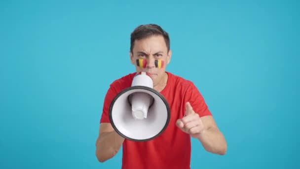 Stüdyoda Yüzünde Belçika Bayrağı Olan Bir Adamın Krom Görüntüsüyle Kalabalığı — Stok video