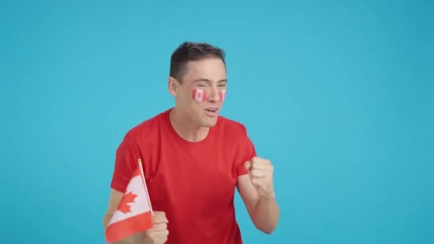Видео Студии Хромой Человека Страстно Болеющего Канаду Кричащего Машущего Национальным — стоковое видео