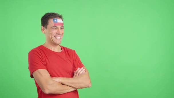Video Estudio Con Croma Hombre Feliz Con Bandera Chilena Pintado — Vídeo de stock