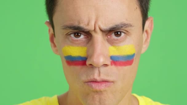 Видео Студии Хромой Крупным Планом Серьезного Человека Колумбийским Флагом Нарисованным — стоковое видео