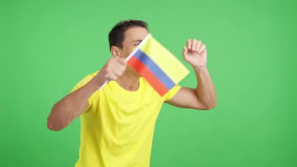 Vídeo Estúdio Com Croma Homem Desviando Olhar Acenando Uma Bandeira — Vídeo de Stock
