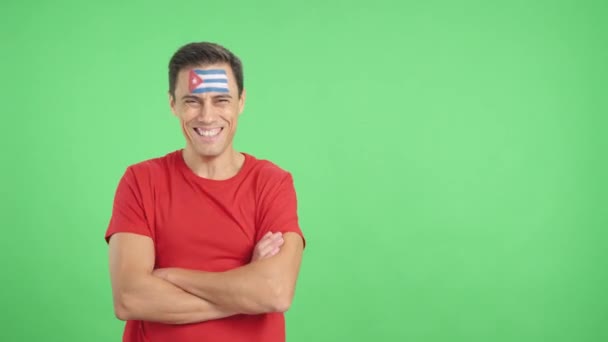 Video Studio Med Kroma Man Som Står Med Kubansk Flagga — Stockvideo
