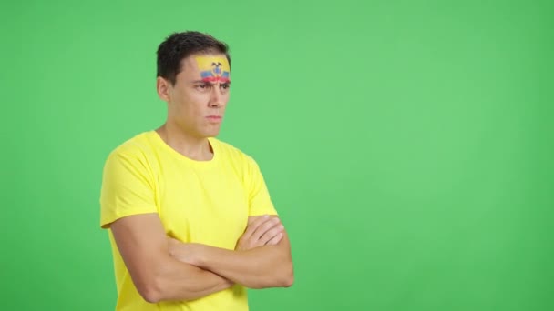 Видео Студии Хромой Человека Эквадорским Флагом Нарисованным Лице Смотрящим Сторону — стоковое видео