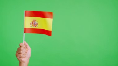 Yavaş çekim videosu, rüzgarın krom renginde İspanyol bir flama sallıyor.