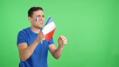 Heyecan verici bir maç sırasında gergin bir Fransız destekçisinin kromasıyla stüdyoda çekilmiş bir video.