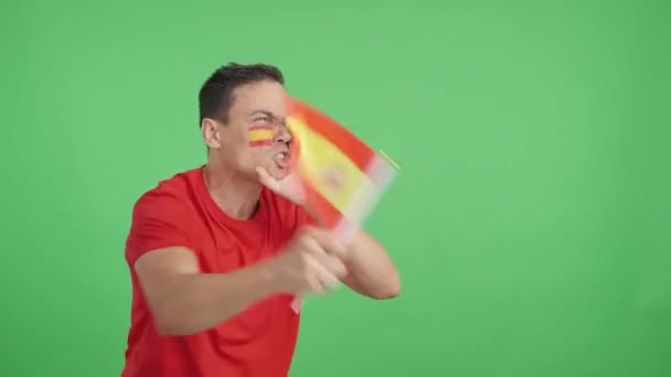 Video Estudio Con Croma Seguidor Español Gritando Ondeando Una Bandera — Vídeos de Stock