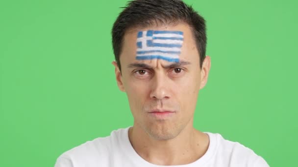Video Studiu Chromou Zblízka Seriózního Muže Řeckou Vlajkou Namalovanou Tváři — Stock video