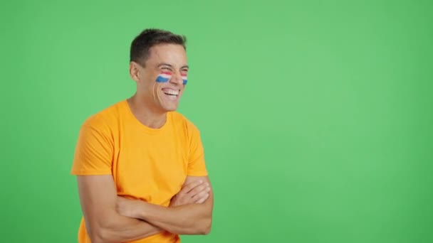Video Studiu Chromou Šťastného Muže Holandskou Vlajkou Namalovanou Tváři Dívá — Stock video