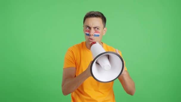 Stüdyoda Yüzünde Flaman Bayrağı Olan Bir Adamın Krom Görüntüsüyle Kalabalığı — Stok video