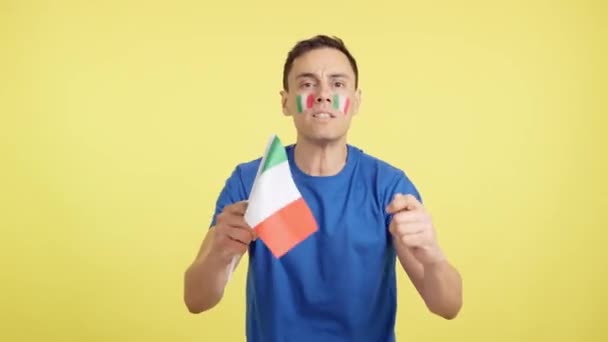 Video Studio Mit Einem Mann Der Eine Italienische Nationalflagge Schwenkt — Stockvideo