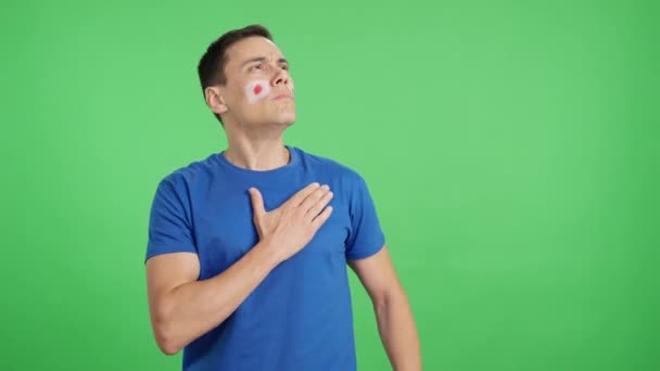 Stüdyoda Japon Milli Marşını Dinleyen Bir Adamın Krom Renkli Videosu — Stok video