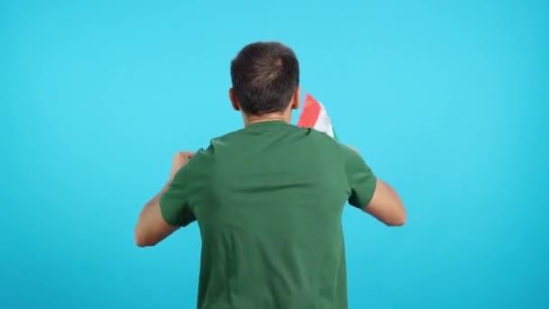 メキシコのペナントを振る男の後部ビューのクロマとスタジオでのビデオ — ストック動画