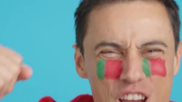 Stüdyoda Portekiz Takımını Destekleyen Yüzü Portekiz Bayrağıyla Boyanmış Bir Adamın — Stok video