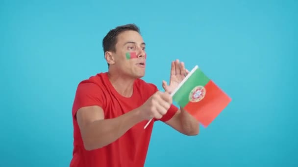 포르투갈 국기를 흔들며 멀리보고있는 남자의 크로마와 스튜디오에서 비디오 결정과 — 비디오