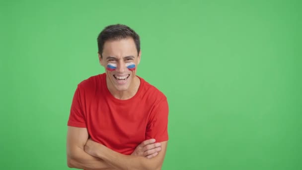 Video Estudio Con Croma Hombre Pie Con Bandera Rusa Pintado — Vídeo de stock