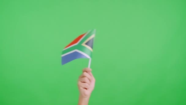在演播室里播放慢动作录像 手拿着一面南非国旗的旗帜 从一边飘扬到另一边 — 图库视频影像