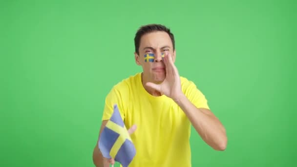 Βίντεο Στούντιο Chroma Ενός Άνδρα Πάθος Επευφημίες Για Σουηδία Ουρλιάζοντας — Αρχείο Βίντεο