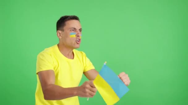 우크라이나 국기를 흔들며 멀리보고있는 남자의 크로마와 스튜디오에서 비디오 결정과 — 비디오