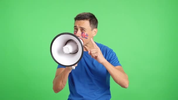 Video Estudio Con Croma Hombre Con Una Bandera Británica Pintada — Vídeos de Stock