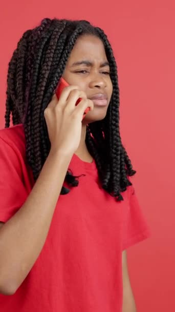 Rozzlobený Africký Žena Mluví Mobil Studiu Červeným Pozadím — Stock video