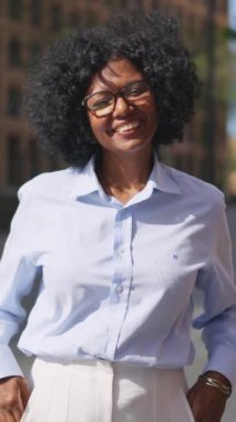 Caddede silah çeken mutlu bir Afrikalı iş kadınının videosu.