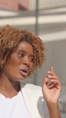 Afrikalı bir iş adamıyla konuşan güvenilmez bir iş kadınının videosu.