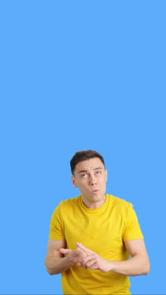 Video Studio Blue Background Man Appears Counting Fingers — Stock Video