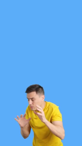 Stüdyoda Sinirli Yetişkin Bir Adamın Tırnaklarını Yediği Mavi Arka Planı — Stok video