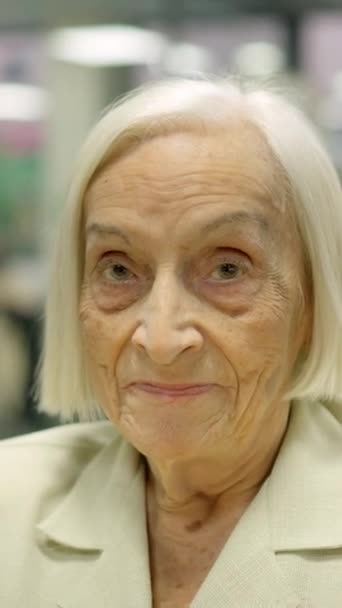 Zbliżenie Wideo Starszej Kobiety Rozmawiającej Kamerą Uśmiechającej Się Domu Opieki — Wideo stockowe