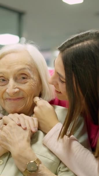 Yaşlı Bir Kadını Öpen Kucaklayan Gülümseyen Bir Hemşirenin Videosu — Stok video