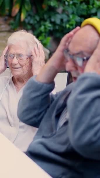 Videó Nagyszülőkről Akik Zenét Hallgatnak Öregek Kertjében — Stock videók