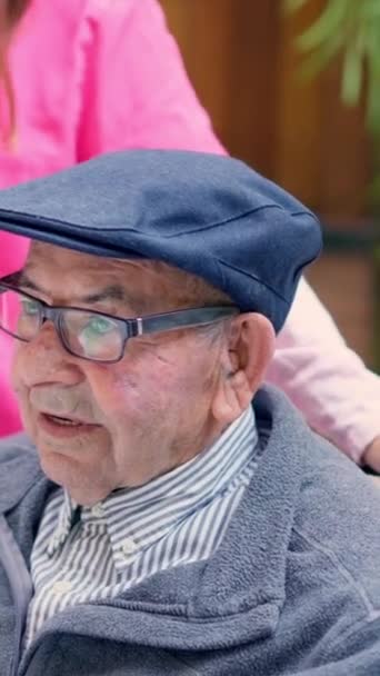 Close Video Van Oude Man Aan Het Praten Het Verpleeghuis — Stockvideo