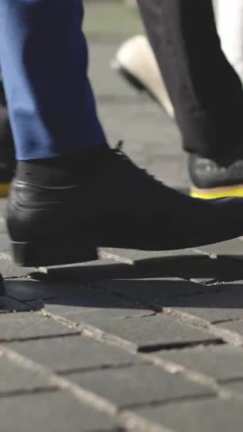 沿街行走的商人腿的录像 — 图库视频影像