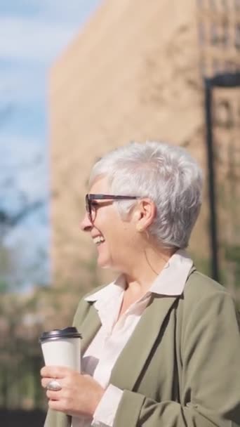 Video Una Mujer Negocios Hablando Relajada Mientras Camina Aire Libre — Vídeo de stock