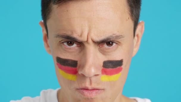 Відео Студії Хромою Крупним Планом Серйозного Чоловіка Німецьким Прапором Намальованим — стокове відео
